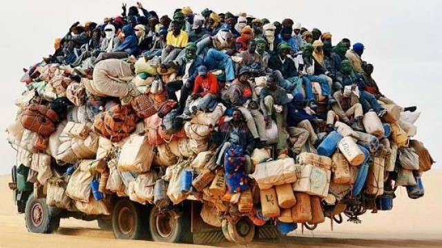 migranti accatastati su camion nel deserto destinatione Italy